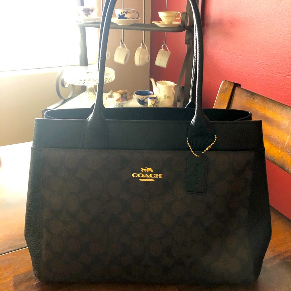 Beautiful Coach Casey Signature Tote. Brown/Black